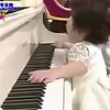 Une fillette de 5 ans aveugle, prodige du piano!